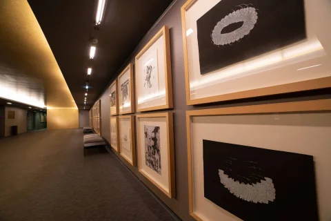 Pasillo expositivo que alberga obras de arte y grabados dentro de las instalaciones de Cultural Cordón