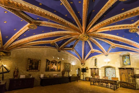 Perspectiva de la capilla interior con bóveda de crucería azul decorada con estrellas doradas