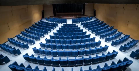 Vista panorámica del auditorio de Cultural Cordón desde el patio de sillas