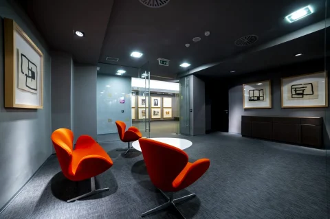 Zona de descanso con mobiliario de diseño naranja en Cultural Cordón