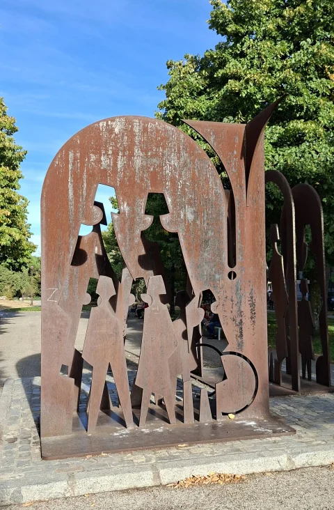 Placa escultórica principal con siluetas recortadas