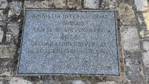 Placa de granito dedicada por Amnistía Internacional a Burgos en el 50 aniversario de la Declaración Universal de los Derechos Humanos