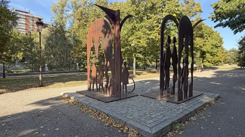 Vista en ángulo del Monumento a los Derechos Humanos mostrando sus dos módulos de acero