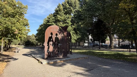 Vista general del Monumento a los Derechos Humanos en el parque