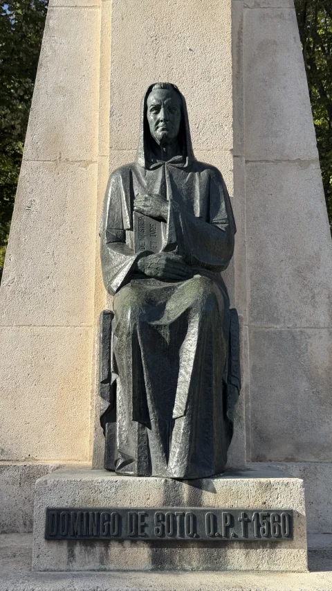Estatua de Domingo de Soto O.P. en el monumento