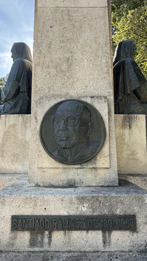 Relieve circular en bronce del rostro con gafas del teólogo Santiago Ramírez O.P.