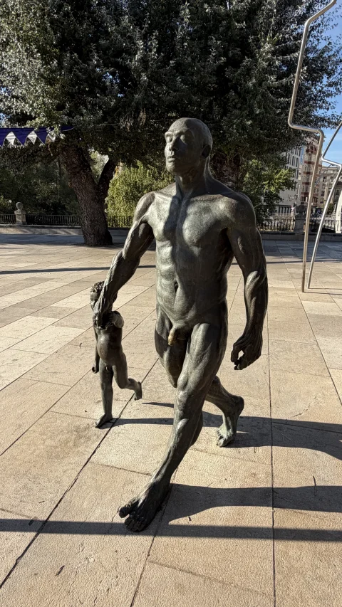 Figura del homínido adulto y la cría caminando