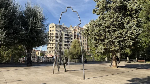 Plano general de la escultura Evolución junto a la arboleda