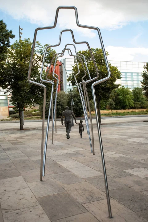 Vista trasera de la escultura Evolución hacia el Museo de la Evolución Humana