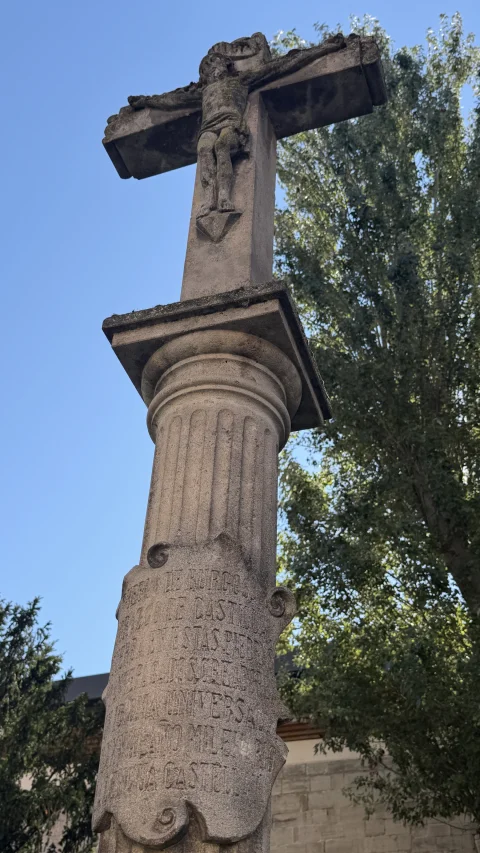 El Cristo tallado y los brazos rematados en bloques salientes, vistos desde abajo
