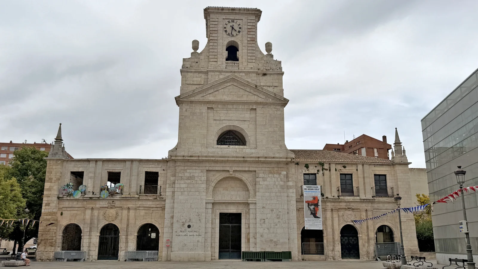 Exterior del Monasterio de San Juan de Burgos: la fachada de la plaza con la espadaña del reloj