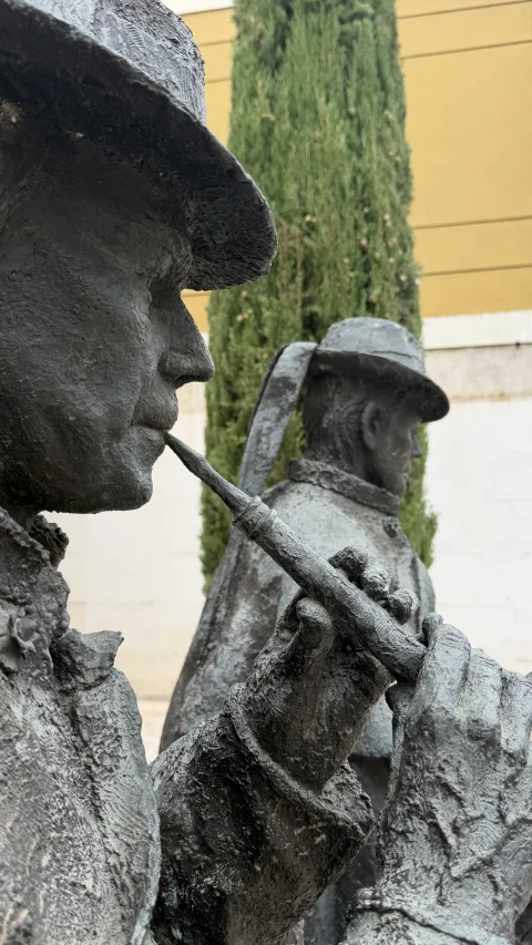 Detalle de la dulzaina y las manos en la Escultura de Los Dulzaineros de Burgos