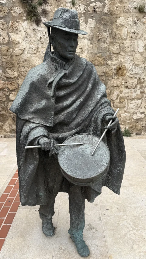 El tamborilero de la Escultura de Los Dulzaineros de Burgos con la caja y los palillos