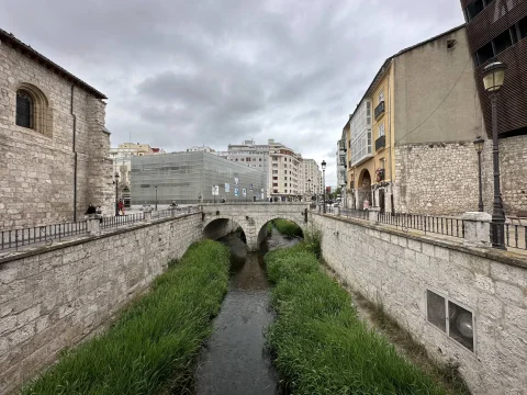 Cauce del río Vena a su paso junto al Arco de San Gil y el puente de piedra