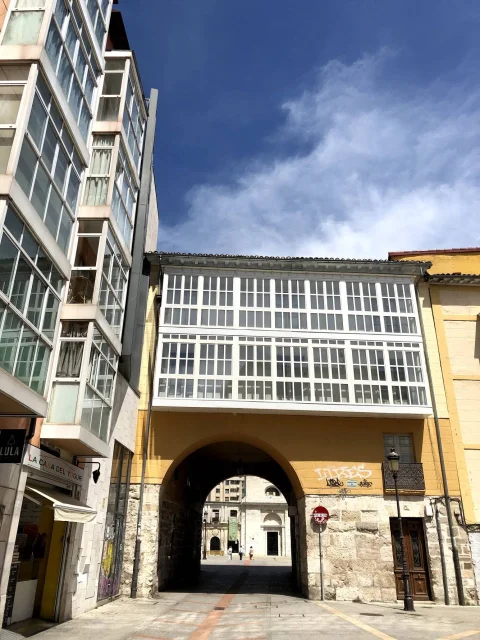 Vista frontal del Arco de San Juan con su mirador de madera blanca en la parte superior