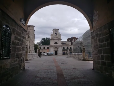 Vista de la Plaza de San Juan y el Monasterio desde el interior del arco