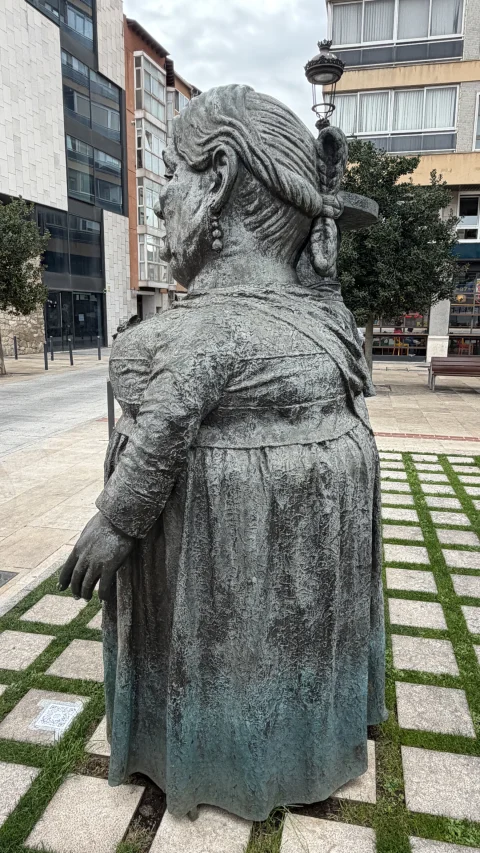 Detalle del mono con trenza y aguja de la gigantilla en la Escultura de Los Gigantillos de Burgos
