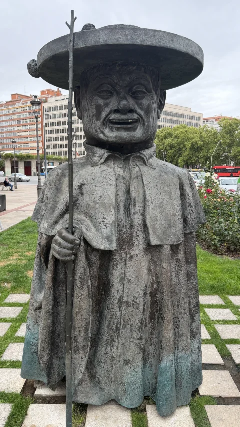 Figura masculina de la Escultura de Los Gigantillos de Burgos con capa, esclavina y vara