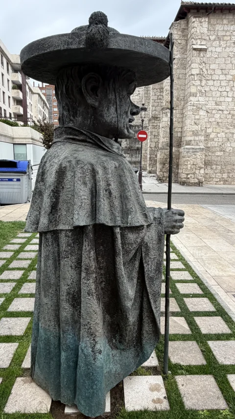 El gigantillo de la escultura de Burgos con su sombrero de borla y la iglesia de San Lesmes al fondo