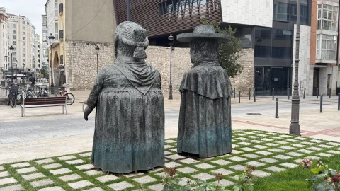 Reverso de la Escultura de Los Gigantillos de Burgos con el mono y el panuelo de la gigantilla