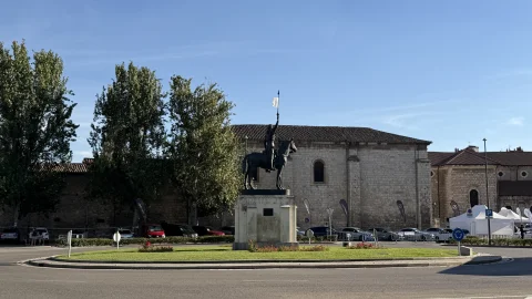 Monumento a Diego Porcelos en la rotonda de la Plaza de Santa Teresa