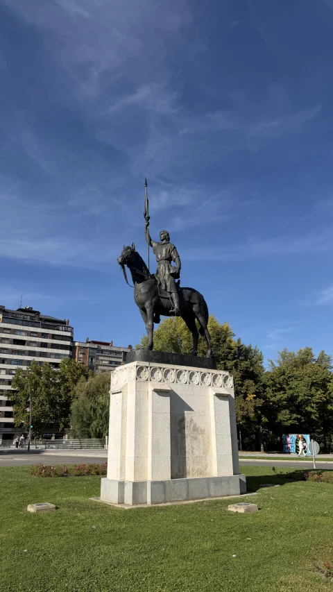 Monumento ecuestre a Diego Porcelos sobre pedestal de piedra