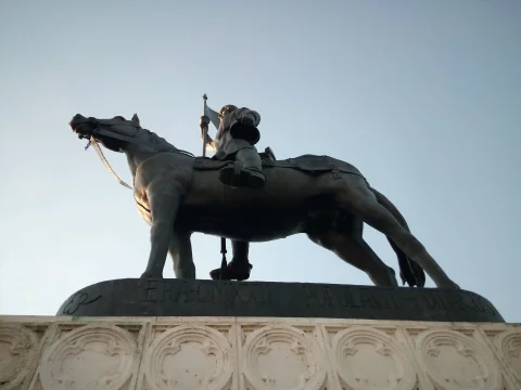 Plano en contrapicado de la escultura de bronce de Diego Porcelos a caballo