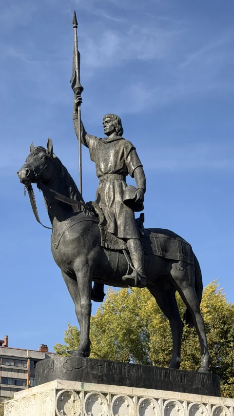 Plano medio de la escultura de bronce de Diego Porcelos a caballo sosteniendo una lanza con pendón