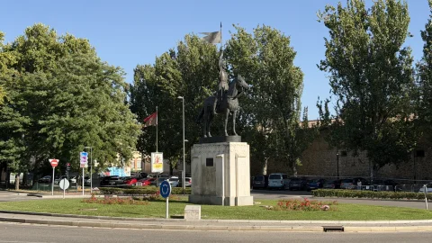Vista en perspectiva de la rotonda con la estatua de Diego Porcelos rodeada de árboles