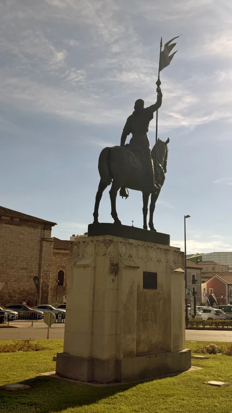 Vista trasera del Monumento a Diego Porcelos al contraluz