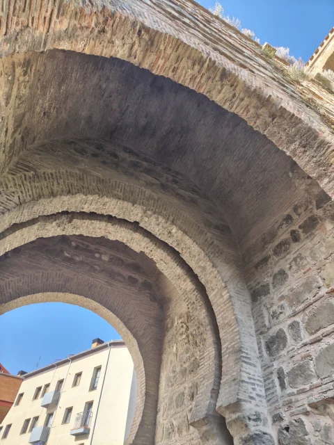 Detalle contrapicado de las roscas y la bóveda del Arco de San Esteban