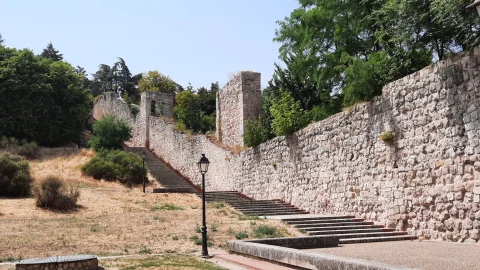 Escalinata de acceso al Castillo y restos defensivos de la muralla
