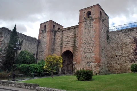 Fachada principal del Arco de San Esteban flanqueada por dos torres de ladrillo y piedra