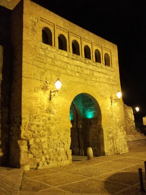Iluminación nocturna del Arco de San Esteban y su arquería superior
