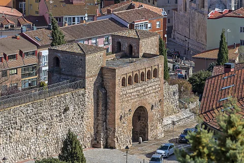 Panorámica aérea del Arco de San Esteban mostrando sus dos torres cuadradas