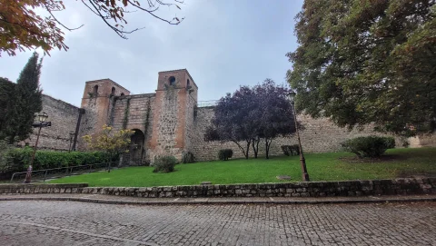 Panorámica exterior del Arco de San Esteban con sus torres mudéjares y la muralla medieval