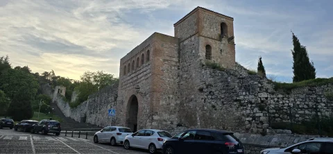 Perspectiva del Arco de San Esteban y las murallas al atardecer