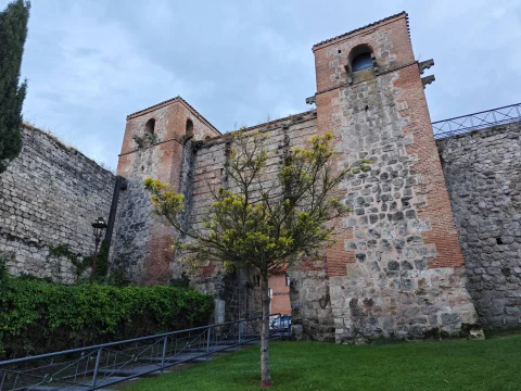 Perspectiva en contrapicado de las torres del Arco de San Esteban