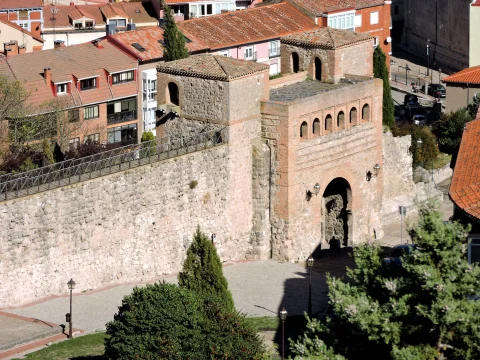 Vista aérea del conjunto defensivo del Arco de San Esteban y la muralla