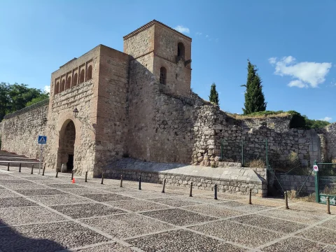 Vista amplia del Arco de San Esteban de estilo mudéjar y el tramo de muralla contiguo