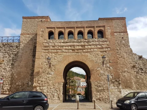 Vista frontal del interior del Arco de San Esteban destacando su puerta de estilo mudéjar