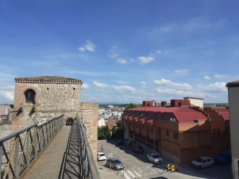 Vista desde la pasarela del adarve del Arco de San Esteban hacia la ciudad