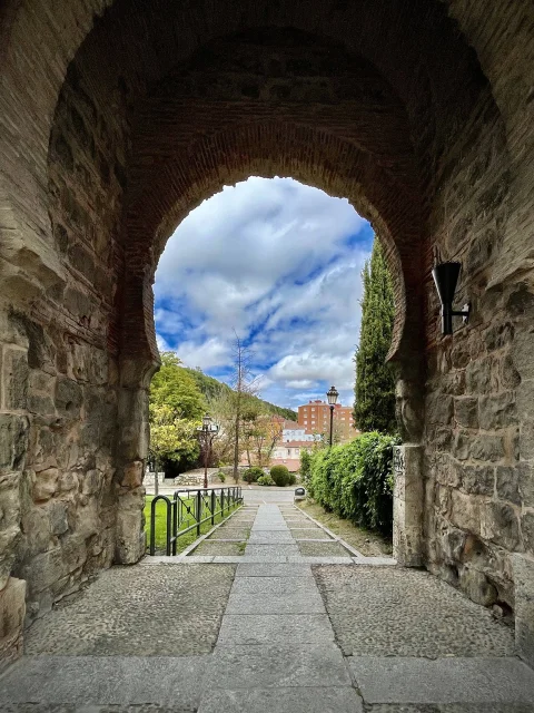 Vista a través del arco de herradura del Arco de San Esteban
