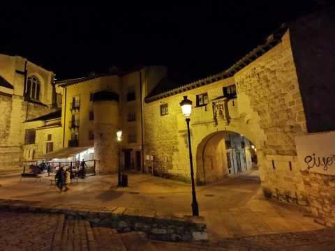 Iluminación nocturna de la fachada y entorno del Arco de San Gil