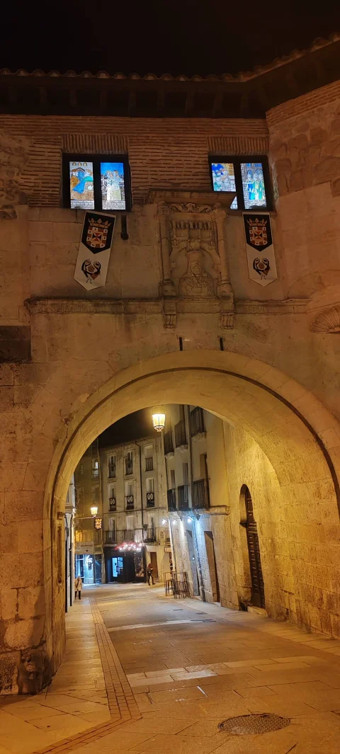Perspectiva de noche del pasadizo bajo el arco iluminado