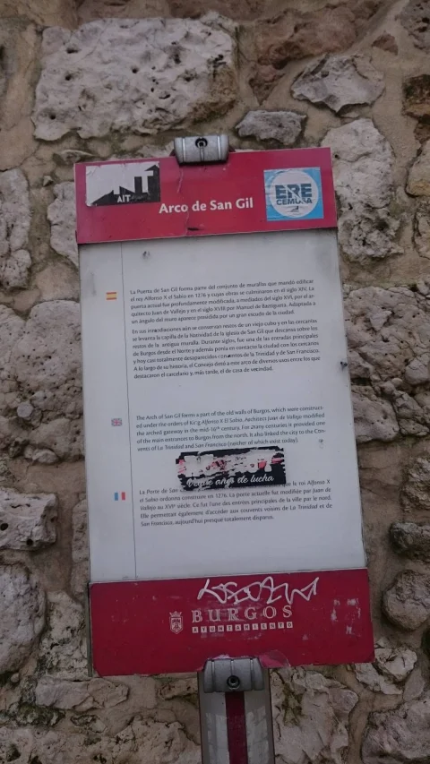 Placa con la historia e información del Arco de San Gil