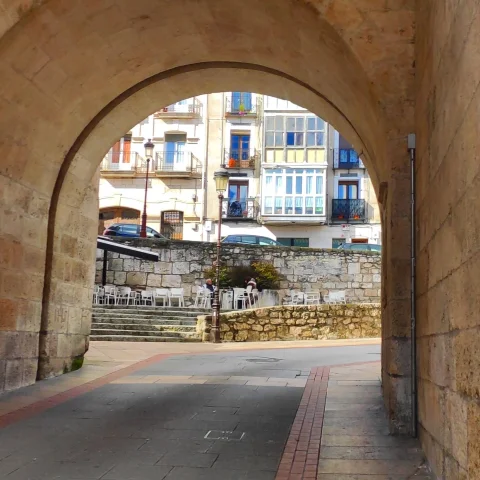 Vista a través del ojo del Arco de San Gil hacia las terrazas