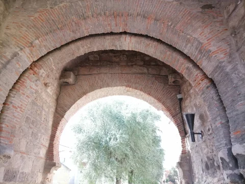 Detalle de la bóveda interior en ladrillo del Arco de San Martín