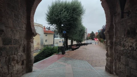 Encuadre desde el pasadizo abovedado del Arco de San Martín mostrando la calle peatonal