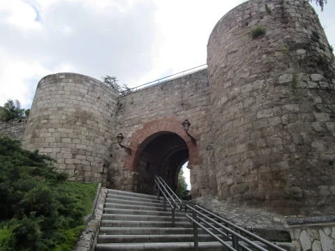 Fachada del Arco de San Martín flanqueada por dos imponentes torres cilíndricas de defensivas